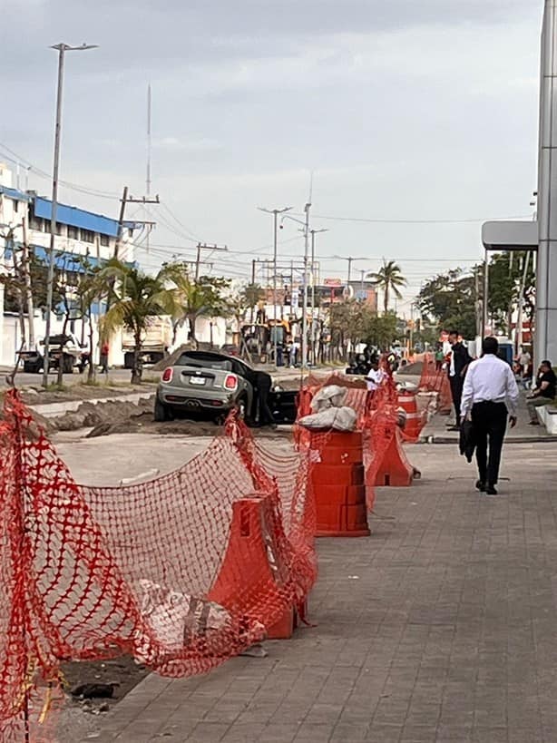 Conductor estrella su mini coopper contra obra pública, en Veracruz