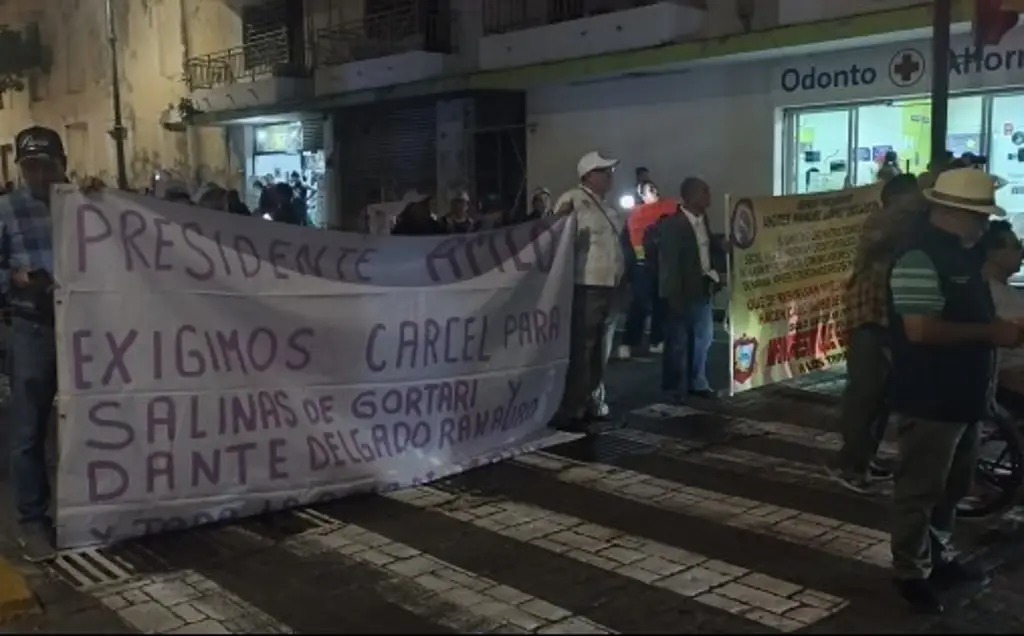 Contingente de extrabajadores portuarios se manifiestan y causan caos vial en Veracruz
