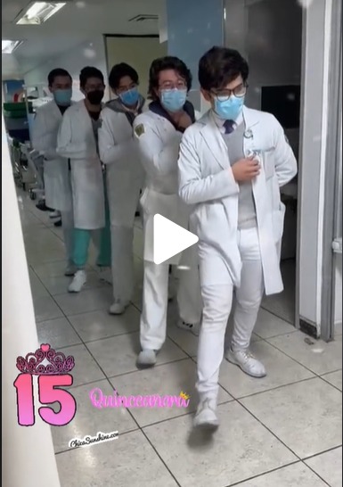 Le festejan sus XV años en el IMSS y doctores bailan el vals con la cumpleañera