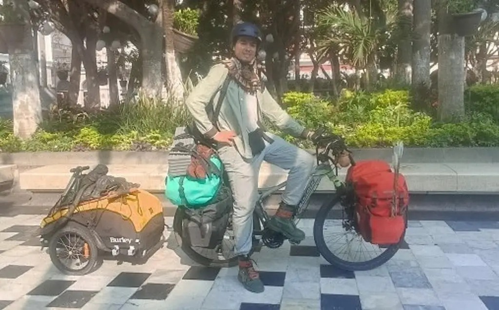 Joven ciclista que recorre el país en bici llega a Veracruz, conoce su historia