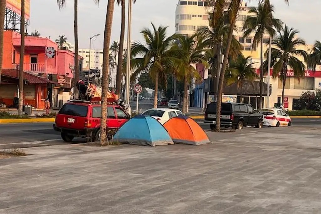 Empieza semana santa y acampan en playa de Veracruz