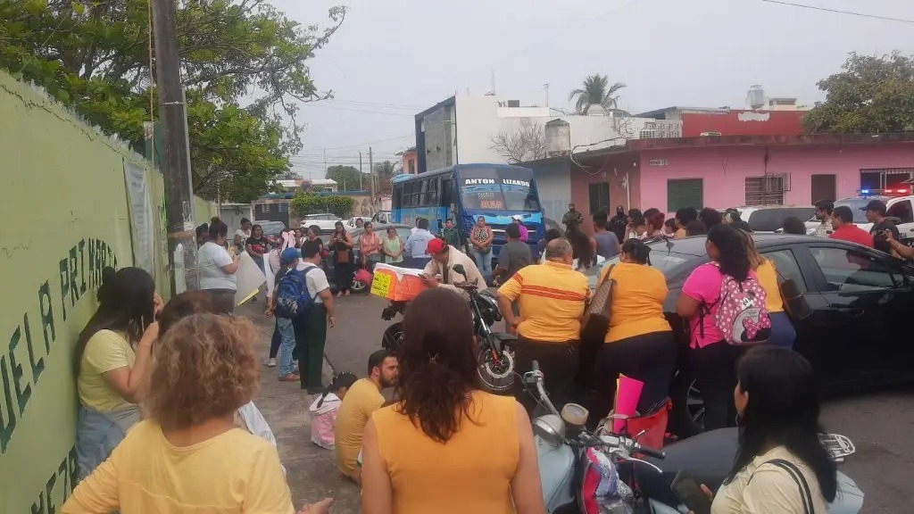 Padres de familia acusan a maestra por maltrato psicológico en primaria de Veracruz