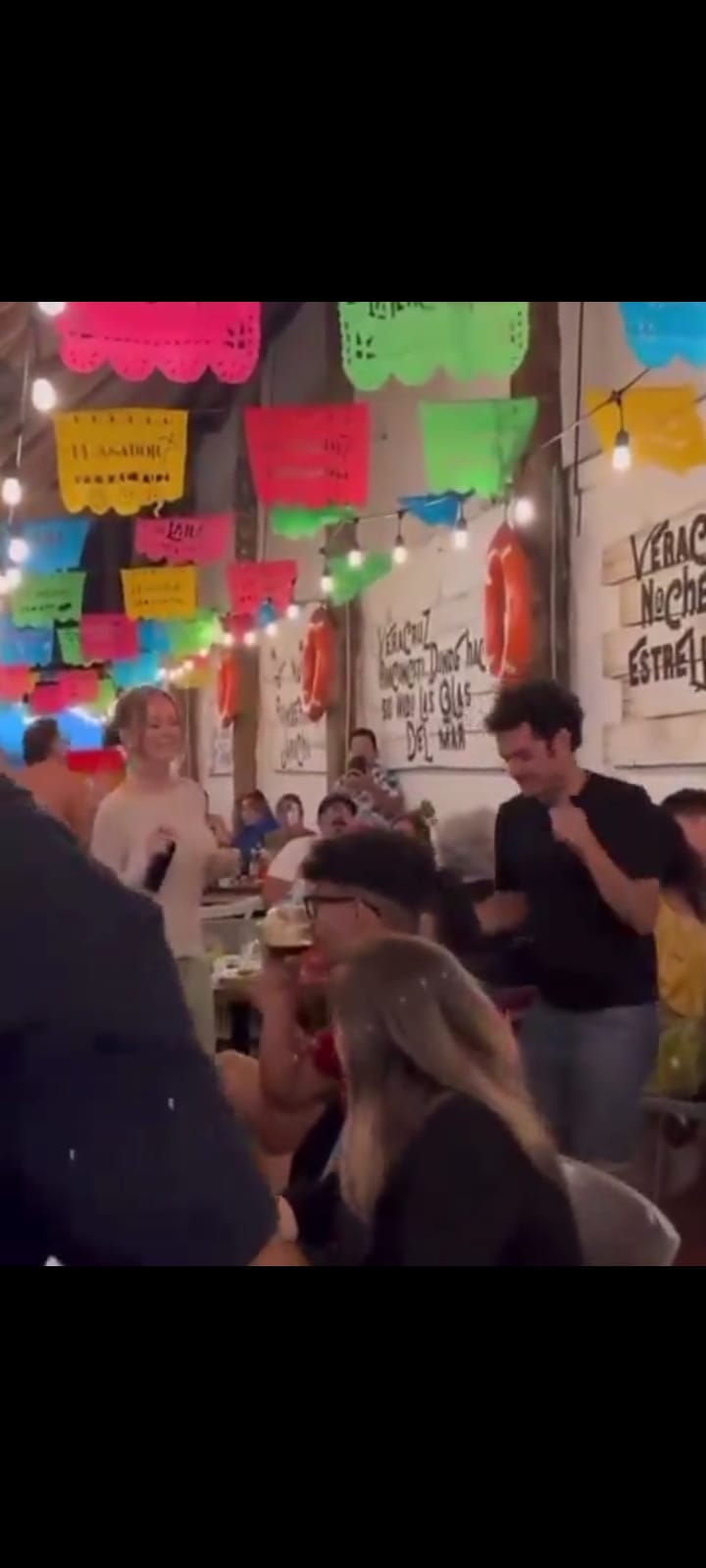 Captan a Ester Expósito actriz de la serie “Bandidos” bailando en un bar de Veracruz