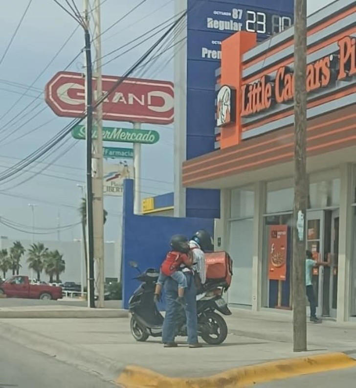 Madre repartidora sale a trabajar con su bebé en Ciudad Victoria, Tamaulipas