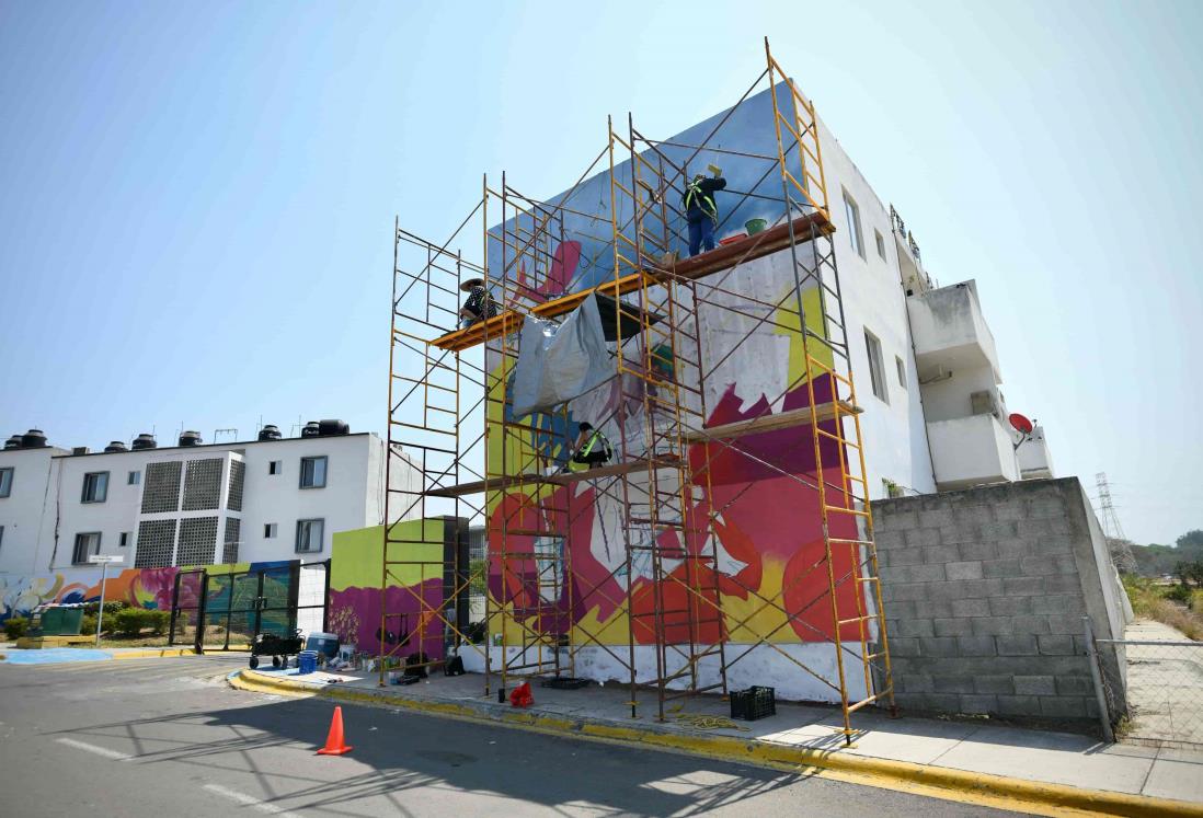 Artistas embellecen Paseo Las Palmas 2 con mural