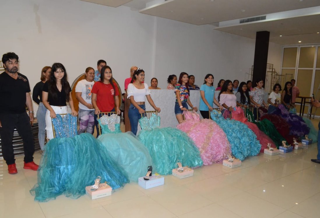 Quinceañeras de escasos recursos recibieron el vestido para sus XV en Veracruz