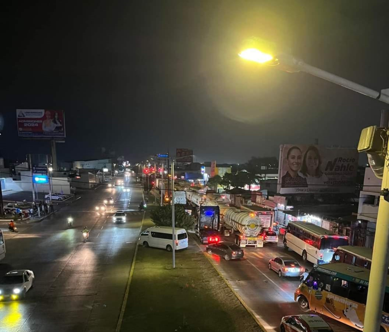 Automovilistas se ´saltaron´ el camellón ante bloqueo en avenida de Veracruz
